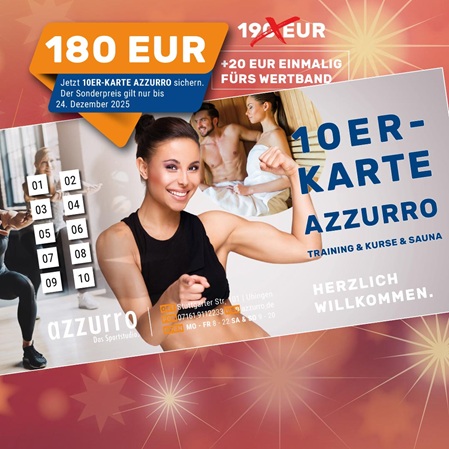 Eine junge Frau spannt den Bizeps und zeigt mit der anderen Hand in die Kamera - im Hintergrund ein Paar in der Sauna