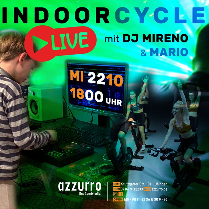 Hinweis auf ein Cycle-Special mit Live-DJ: Ein junger DJ legt im bunten Scheinwerferlicht Musik auf. Im Vordergrund sind Sportlerinnen auf Spinbikes zu sehen.